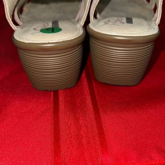 Skechers Cream/Brown Wedge Sandals Size 9 - Picture 5 of 11